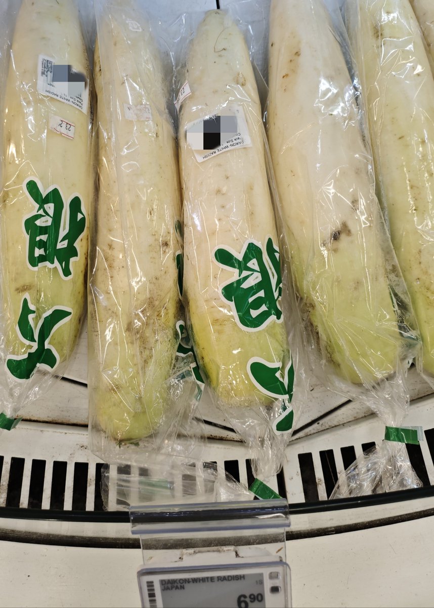 tom_fugui's tweet photo. 一根白萝卜 $6.9，约 36 人民币了。这价格要是让种了一辈子地、两毛钱一斤甩卖的农民伯伯看见，会蹲在路边，久久缓不过神来。😂 https://t.co/YLXg63Ps20