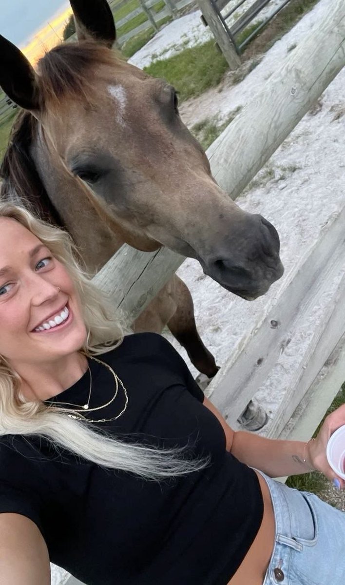 SophieCunnmsrv's tweet photo. Good morning, beautiful people! ❤️🐎

I have a BIG love for horses and would love to share those special moments with someone who matches my energy. 🥰❤️
So, who’s ready to be my cowboy? 🤠🏀😉 Say HI in the comments! 💕 https://t.co/dE1S91DCy1
