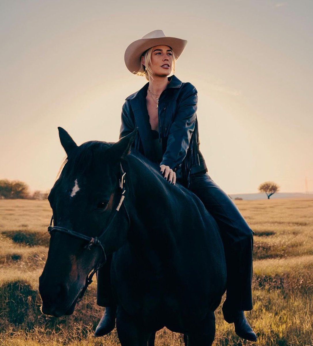 SophieCunnmsrv's tweet photo. Good morning, beautiful people! ❤️🐎

I have a BIG love for horses and would love to share those special moments with someone who matches my energy. 🥰❤️
So, who’s ready to be my cowboy? 🤠🏀😉 Say HI in the comments! 💕 https://t.co/dE1S91DCy1