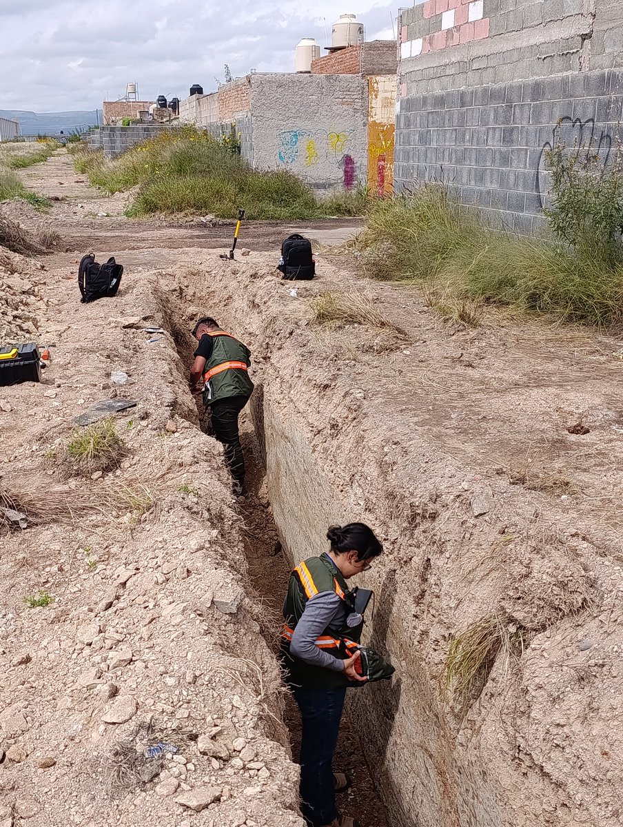 asalmendez's tweet photo. Hoy nos tocó andar por Aguascalientes, revisando zanjas y cortes de terreno para reconstruir la historia geológica reciente que dio forma a este gran valle. 🌎⛏️ https://t.co/Buw4mOnivm