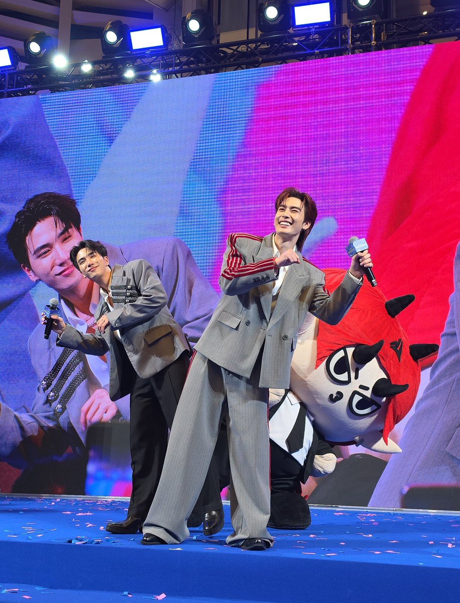 pppiiiaaa_a's tweet photo. เชื่อในเคมีปิศาจแล้ว คนตั้งใจรักกับคนตั้งใจรักมาเจอกัน ทะนุถนอมกัน เป็นกำลังใจและซัพพอร์ตกันและกันตลอด คนนึงล้า อีกคนก้อคอยเอ็นเตอร์เทน คนนึงเครียด อีกคนก็คอยให้กำลังใจ คนนึงป่วยอีกคนก้อเป็นห่วงและคอยดูแลใกล้ๆ ถึงพวกเอ็งจะเป็นพาร์ทเนอร์กันมาในระยะเวลาที่ไม่นานนัก แต่มันช่างเป็นความสัมพันธ์ที่ดีมากๆ ตัดมุมมองสาววายออกไป พวกแกโคตรรักกันมากๆอะ นี่ดีใจมากๆที่มาเป็นติ่งพวกแก สิ่งที่พวกแกทำในทุกๆวันนี้ มันส่งผลให้เห็นละไหม ว่าการที่ทำทุกอย่างอย่างตั้งใจ มันออกมาดีเสมอ ขอบคุณที่เพิร์ธค้นพบน้องต้า และขอบคุณน้องต้าที่เข้ามาเป็นสิ่งดีดีในชีวิตเพิร์ธ รักพวกแกมากๆ รักโดเมียร์ด้วยนะ ขอบคุณที่เกิดมาให้รักนะลูก
#PerthSanta #เพิร์ธแซนต้า #DOMIIA