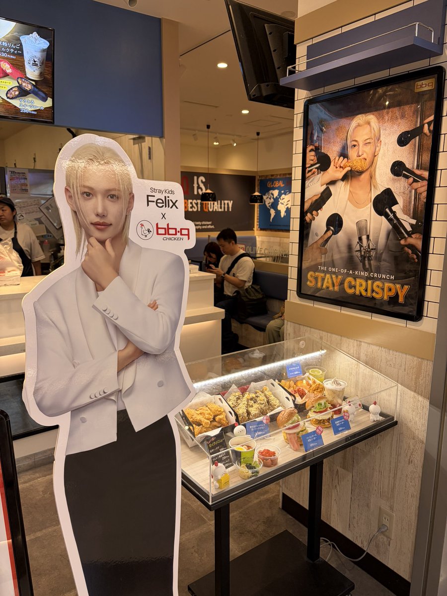 Osato0508's tweet photo. 韓国で時間とお腹に余裕なくて行けなかったbb.q CHICKEN🇰🇷
カリッカリのクリスピーは韓国限定だったんだ…🥹通常盤チキン美味かった🥹
りんごミルクティー美味くて感動！！ハンバーガーもうめ〜！！ぬいは忘れた^_^ https://t.co/bIeC3SFKnv
