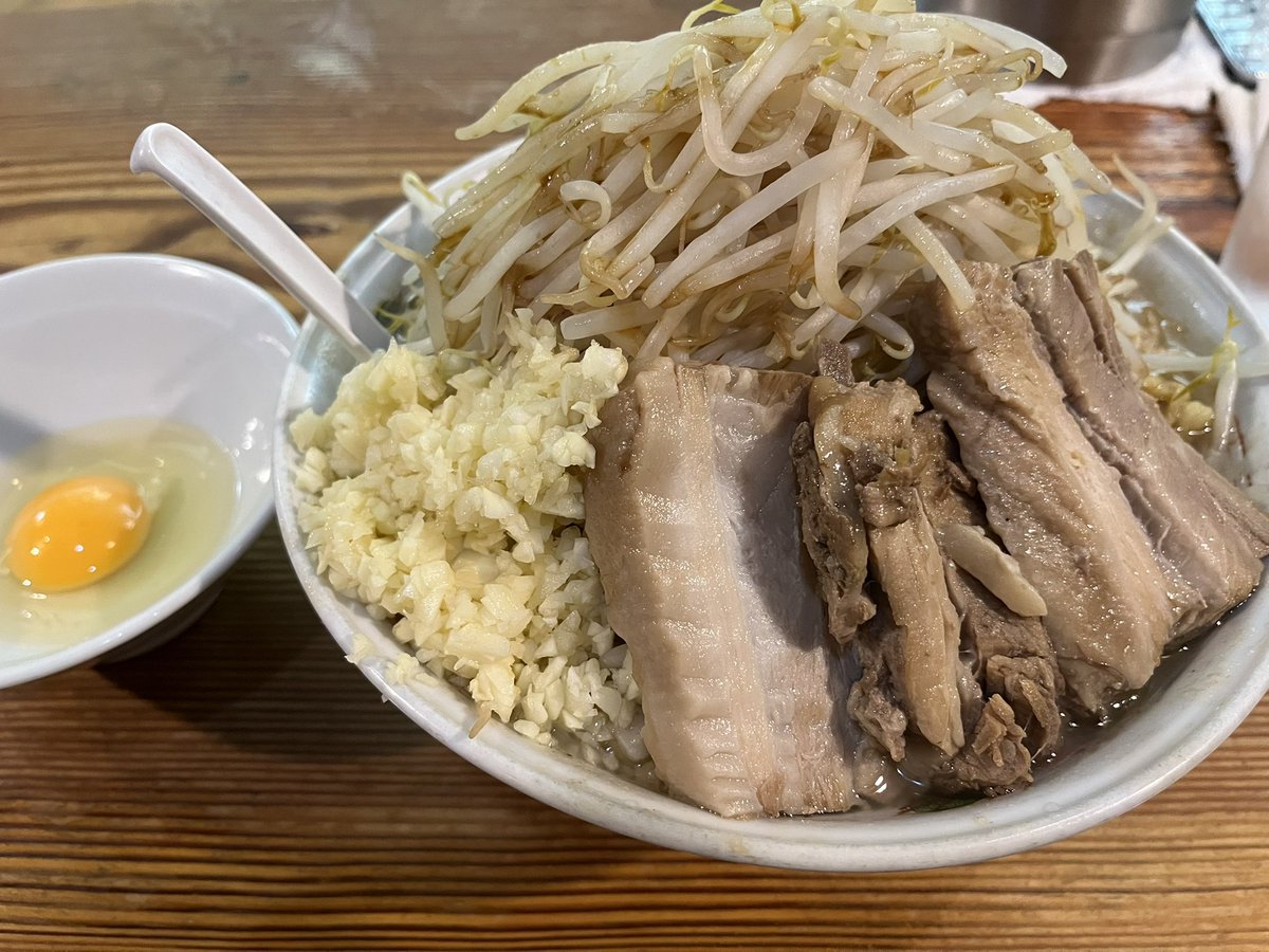 g68vro's tweet photo. 深夜の飯テロ‼️
極太濁流ラーメンら・けいこ本店さん🍜
大盛、野菜マシ、肉3枚、🧄マシマシ
初めて行く店で試練うけた😭麺すべて食べたら吐き気しかない🤣でも美味かった👍
次回は小盛りにすることを誓います🤫🤫 https://t.co/6kSKY7DNsH