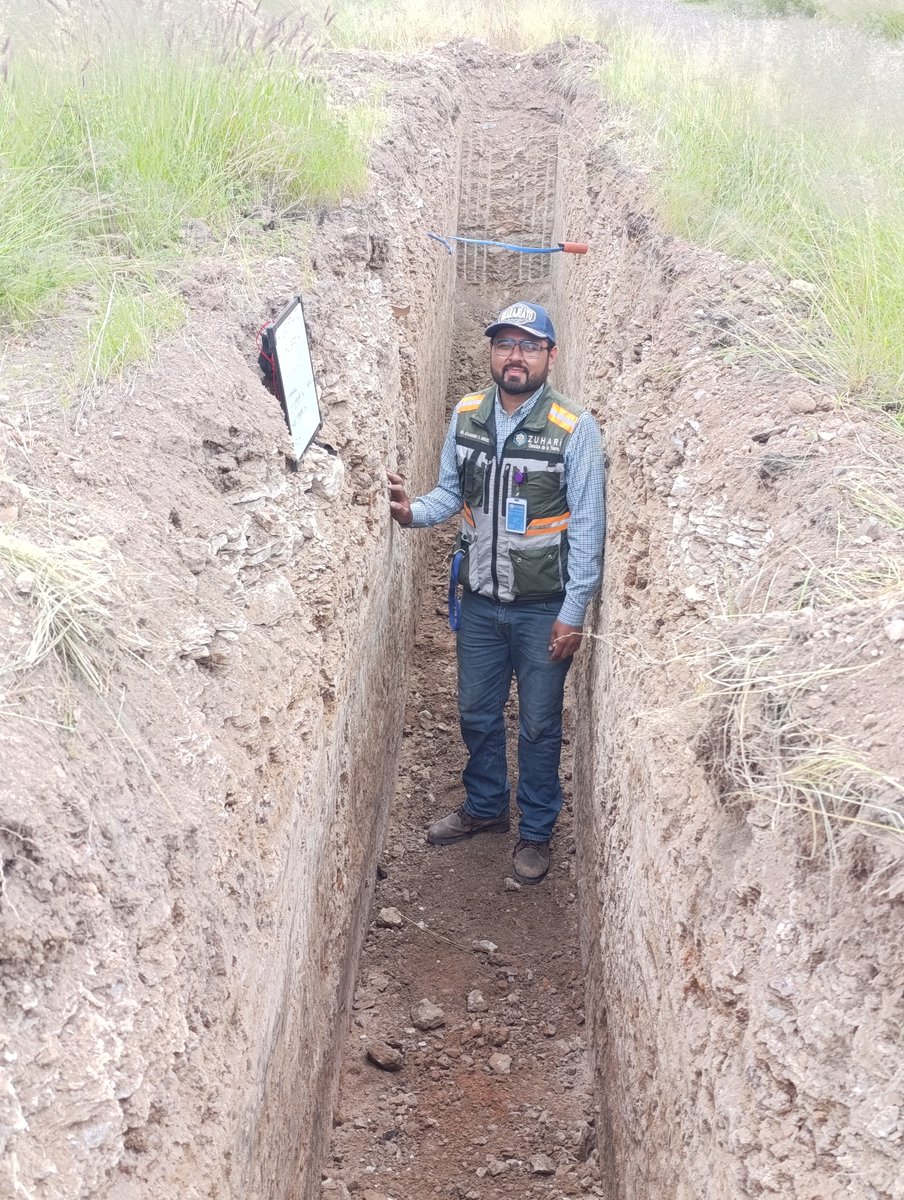 asalmendez's tweet photo. Hoy nos tocó andar por Aguascalientes, revisando zanjas y cortes de terreno para reconstruir la historia geológica reciente que dio forma a este gran valle. 🌎⛏️ https://t.co/Buw4mOnivm