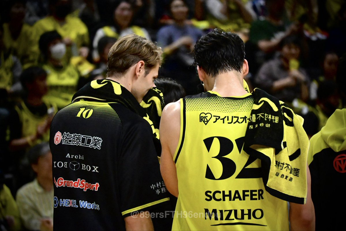 89ersFTH96endou's tweet photo. レイマンも美しい😳
仲良しすぎるよお2人さん💛

#ジェイク・レイマン
#vs三河 https://t.co/GHkK930nKm