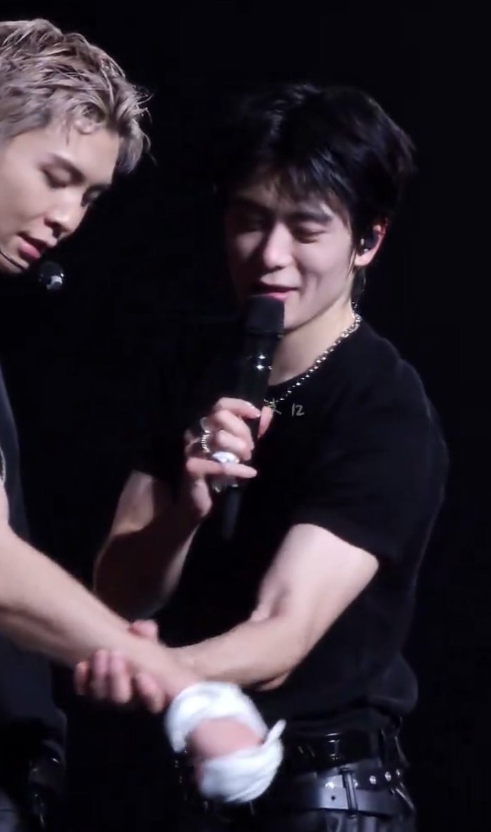 mecharoses's tweet photo. many thoughts comparing johnny’s hand around jaehyun’s wrist vs jaehyun’s hand around johnny’s wrist. https://t.co/lG9QIS3PTE