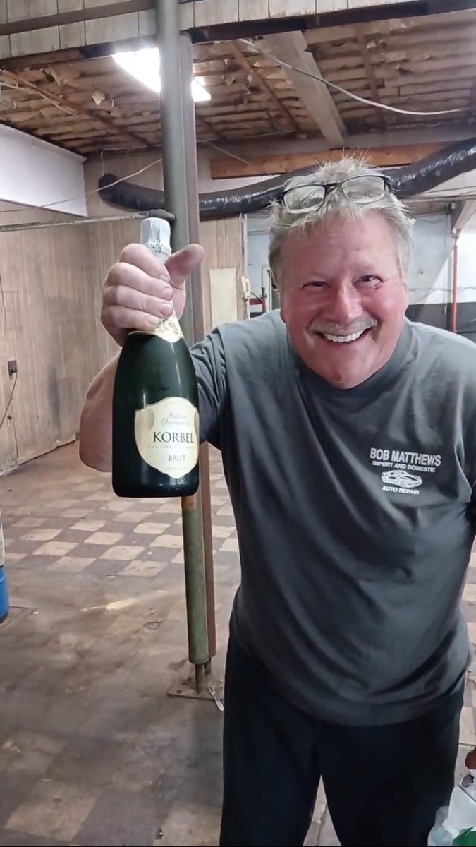 EricTheCarGuy's tweet photo. Find out who this guy is and why he looks so happy in today’s ETCG1 video which is live now on YouTube.
https://t.co/MvSAqevvgW
#etcg1 #etcg1video #retirement #firstjob #ericthecarguy https://t.co/6xKW0Fa120