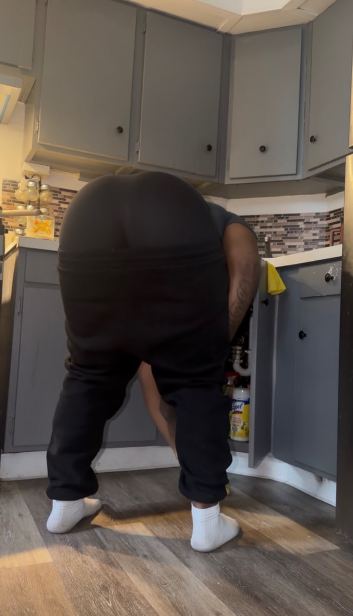 HezekiahWi36806's tweet photo. I was making breakfast and couldn’t find my oil😂. Lmao who got some I can borrow??😂😂😂
#thick #sagging #cooking #viral #legday #glutes https://t.co/rCvgFwWk6m