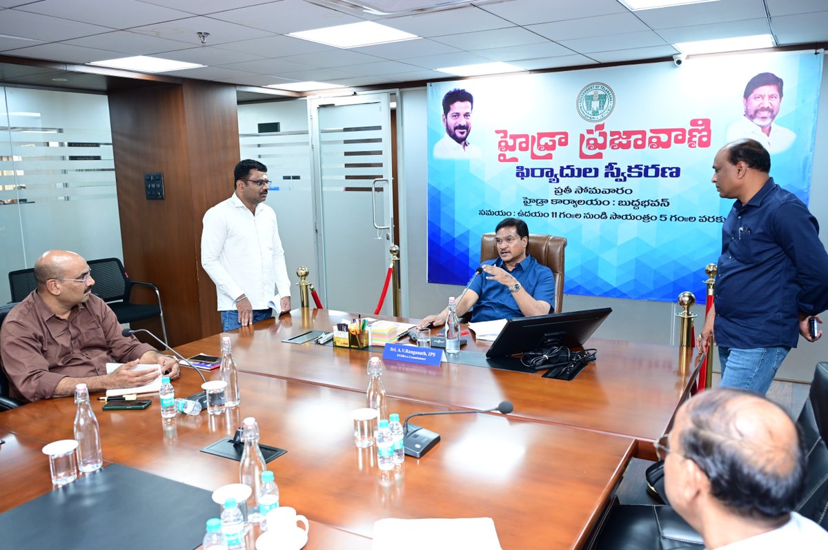Comm_HYDRAA's tweet photo. -హైకోర్టు స‌ర్వే ఆర్డ‌ర్లున్నా ఆగ‌ని నిర్మాణాలు
-క‌ట్ట‌డాలు ఆపాలంటూ హైడ్రాకు విన్న‌పాలు
-హైడ్రా ప్ర‌జావానికి 56 ఫిర్యాదులు

🔶రంగారెడ్డి జిల్లా అబ్దుల్లాపూర్ మెట్ మండ‌లం ఇంజాపూర్ విలేజ్ స‌ర్వే నంబ‌రు 126లో  74.16 ఎక‌రాల‌ప్ర‌భుత్వ భూమి  ఉంది.ఈ భూమిని కాపాడాలంటూ రెవెన్యూ అధికారుల‌కు లేఖ‌లు రాయ‌డ‌మే కాదు.. హైకోర్టుకు కూడా అక్క‌డి స్థానికులు ఆశ్ర‌యించారు. మొత్తం స‌ర్వే చేసి ఆ భూమి వివ‌రాలు తెల‌పాల‌ని రెవెన్యూ అధికారుల‌ను హైకోర్టు ఆదేశించింది. స‌ర్వే జ‌ర‌గ‌దు.. నిర్మాణాలు ఆగ‌వు అనేట్టు అక్క‌డ క‌బ్జాలు జ‌రుగుతున్నాయ‌ని స్థానికులు హైడ్రా ప్ర‌జావాణిలో వాపోయారు. పెద్ద గోదాములు నిర్మించి భూమిని త‌మ ఆధీనంలోకి క‌బ్జాదారులు తీసుకుంటున్నార‌ని ఫిర్యాదులో పేర్కొన్నారు. హైకోర్టు ఆర్డ‌ర్ ప్ర‌కారం స‌ర్వే చేసి.. ప్ర‌భుత్వ భూమిని కాపాడాలంటూ హైడ్రా ప్ర‌జావాణిలో ఫిర్యాదు చేశారు.  తుర్క‌యాంజ‌ల్ తొర్రూరు డివిజ‌న్ ఇంజాపూర్ విలేజ్‌లోని పార్కుకోసం కేటాయించిన 1200ల గ‌జాల స్థ‌లాన్ని ప్లాట్లుగా చేసి విక్ర‌యించేస్తున్నార‌ని అక్క‌డి స్థానికులు పిర్యాదు చేశారు. రంగారెడ్డి జిల్లా అబ్దుల్లాపూర్ మెట్ మండ‌లం కుంట్లూరులోని జ‌య‌ప్ర‌కాష్‌న‌గ‌ర్ మంజీరా కాల‌నీలో కూడా 577 గ‌జాల పార్కును క‌బ్జా చేశార‌ని ఫిర్యాదులో పేర్కొన్నారు. ఇలా సోమ‌వారం హైడ్రా ప్ర‌జావాణికి మొత్తం 56 ఫిర్యాదులందాయి. వీటిని హైడ్రా క‌మిష‌న‌ర్ శ్రీ ఏవీ రంగ‌నాథ్ గారు ప‌రిశీలించి.. వెనువెంట‌నే ప‌రిష్క‌రించాల‌ని హైడ్రా అధికారుల‌ను ఆదేశించారు.  

-ఫిర్యాదులు ఇలా..

🔶కూక‌ట్‌ప‌ల్లి న‌ల్ల చెరువును హైడ్రా ఎంతో బాగా అభివృద్ధి చేసింది. 5 మీట‌ర్ల మేర పేరుకుపోయిన పూడిక వ‌ల్ల గ‌తంలో ఈ చెరువులోని నీరు భూమిలోకి ఇంకే ప‌రిస్థితి ఉండేది కాద‌ని.. హైడ్రా అభివృద్ధి చేసిన త‌ర్వాత ప‌రిస‌రాల్లో భూగ‌ర్భ జ‌లాలు పెరిగాయ‌ని స్థానికులు ప్ర‌జావాణిలో చెప్పారు. అయితే ఆ ఫ‌లాలు స్థానిక నివాసితుల‌కు ద‌క్క‌నీయ‌డంలేద‌ని.. బోర్ల‌తో తోడేసి నీటి వ్యాపారులు చేస్తున్నార‌ని హైడ్రా ప్ర‌జావాణిలో ఫిర్యాదు చేశారు. చెరువు ప‌రిస‌రాల్లో బోర్లు వేసి నీటిని పెద్ద‌మొత్తంలో తోడి వాణిజ్య అవ‌స‌రాల‌కు అమ్మేసుకుంటున్నార‌ని స్థానికులు ఫొటోలు, వీడియోల‌తో స‌హా  ఫిర్యాదు చేశారు. 

🔶హ‌య‌త్‌న‌గ‌ర్ మండ‌లం.. నాగోలు నుంచి కుంట్లూరు వెళ్లే దారిలో నాలాతో పాటు..  ఆ ప‌క్క‌నే ఉన్న 300ల గ‌జాల ప్ర‌భుత్వ భూమిని ఆక్ర‌మించి నిర్మాణాలు చేప‌డుతున్నార‌ని.. వెంట‌నే ప‌రిశీలించి చ‌ర్య‌లు తీసుకోవాల‌ని అక్క‌డి నివాసితులు హైడ్రా ప్రజావాణిలో ఫిర్యాదు చేశారు. నాలాను ఆక్ర‌మించి ఇటీవ‌ల‌నే నిర్మించిన రెండు గ‌దుల‌ను తొల‌గించి వ‌ర‌ద ప్ర‌వాహానికి ఆటంకం లేకుండా చూడాల‌ని కోరారు. హ‌య‌త్‌న‌గ‌ర్ మండ‌లం సాహేబ్‌న‌గ‌ర్ క‌ళాన్ విలేజ్‌లోని 7.34 ఎక‌రాల ప్ర‌భుత్వ భూమి క‌బ్జాకు గురౌతోంద‌ని ఫిర్యాదు చేశారు. 

🔶మేడ్చ‌ల్ - మ‌ల్కాజిగిరి జిల్లా శామీర్‌పేట మండ‌లం దేవ‌ర‌యాంజ‌ల్ విలేజ్‌లోని కోమ‌టికుంట ఫుల్ ట్యాంక్ ప‌రిధిలో నిర్మాణాలు చేప‌డుతున్నార‌ని గ్రామ‌స్థులు ఫిర్యాదు చేశారు. అ ప‌క్క‌నే ఉన్న స‌ర్వే నంబ‌రు 63లో ప్ర‌భుత్వ భూమితో పాటు.. ఎండోమెంట్ ల్యాండ్ ఉంద‌ని అందులో జ‌రుగుతున్న నిర్మాణాల‌ను ఆపాల‌ని కోరారు. అలాగే గండిమైస‌మ్మ దుండిగ‌ల్ మండ‌లం బ‌హుదూర్‌ప‌ల్లి విలేజ్ స‌ర్వే నంబ‌రు 131/1ల‌ఓ 20 గుంట‌ల ప్ర‌భుత్వ భూమి క‌బ్జాకు గురౌతోంద‌ని ప్ర‌జావాణి ఫిర్యాదులో పేర్కొన్నారు. 

🔶మేడ్చ‌ల్ - మ‌ల్కాజిగిరి జిల్లా కౌకూరు - యాప్రాల్ చెరువున‌లు క‌లిపే వ‌ర‌ద కాలువ క‌బ్జాల‌కు గురౌతోంద‌ని.. అక్క‌డ వెంచ‌ర్లు వేసిన‌వ‌వారు క‌బ్జాల‌కు పాల్ప‌డుతున్నార‌ని.. దీంతో వ‌ర‌ద ప్ర‌వాహానికి ఆటంకాలు ఏర్ప‌డుతున్నాయ‌ని వెన్‌రాగ్ ఎన్‌క్లేవ్ రెసిడెంట్స్ వెల్ఫేర్ అసోసియేష‌న్ ఫిర్యాదు చేసింది. ఇదే ప్రాంతంలోని వంజ‌ర‌బ‌స్తీలోని ర‌హ‌దారి క‌బ్జాకు గురౌతోంద‌ని.. ఫిర్యాదు అందింది. ఆర్‌.కె.పురం చెరువును మినీ ట్యాంక్‌బండ్‌గా పేర్కొంటార‌ని.. ఆ చెరువు క‌బ్జాల‌కు గురౌతోంద‌ని స్థానికులు ఫిర్యాదు చేశారు. చెరువు ఎఫ్‌టీఎల్ ప‌రిధిలో పిగ్‌ శ్లాట‌ర్‌హౌస్‌ నిర్మించి వ్య‌ర్థాల‌ను చెరువులోకి వ‌దులుతున్నార‌ని.. ఇలా దాదాపు 2 ఎక‌రాల వ‌ర‌కూ క‌బ్జా చేశారంటూ అక్క‌డి స్థానికులు ఫిర్యాదులో పేర్కొన్నారు. 

🔶క‌వాడిగూడ గాంధీన‌గ‌ర్‌లోని ఘంట‌సాల ప్లే గ్రౌండ్ దాదాపు ఎక‌రం వ‌ర‌కూ ఉంటుంది. ఇక్క‌డ అధికారికంగా ప్లే ఏరియాగా నిర్ణ‌యించారు. ఇదే ప్లేగ్రౌండ్‌లో ష‌టిల్ బ్యాడ్మింట‌న్ ఇండోర్ స్టేడియం కూడా ఉంది. బ‌య‌ట వాలిబాల్ కోర్టులున్నాయి. ఇక్క‌డి నుంచి జాతీయ స్థాయి క్రీడాకారులు అనేక‌మంది త‌యార‌య్యారు. ఇలాంటి స్టేడియాన్ని కూర‌గాయ‌ల మార్కెట్ చేసేశార‌ని స్థానికులు హైడ్రా ప్ర‌జావాణిలో ఫిర్యాదు చేశారు. వారాంత‌పు సంత‌లు ఇక్క‌డ పెట్టి క్రీడ‌ల‌కు ఆస్కారం లేకుండా చేస్తున్నార‌ని పేర్కొన్నారు. ఈ క్రీడాప్రాంగ‌ణాన్ని కాపాడాల‌ని హైడ్రా ప్ర‌జావాణిలో స్థానికులు కోరారు.

#HYDRAA #Prajavani #GovernmentLands #LandEncroachment #LakeProtection