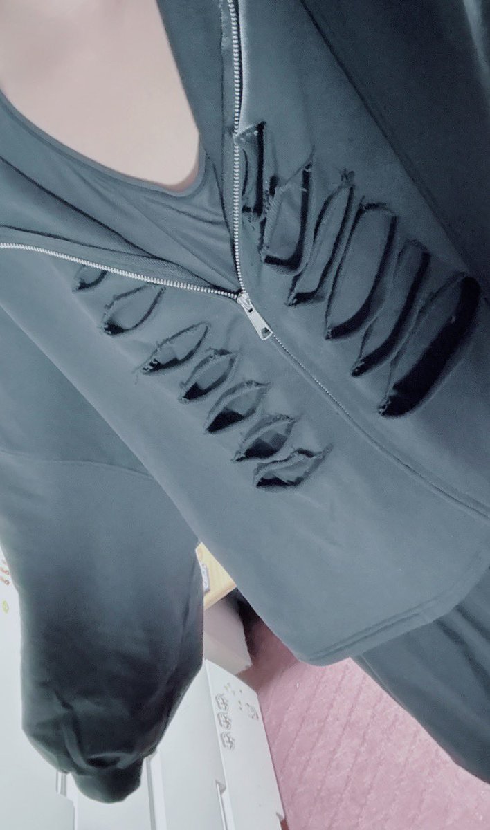 s__pa__man's tweet photo. 肋骨みたいでかわいい服 https://t.co/zzYPovTu8Y