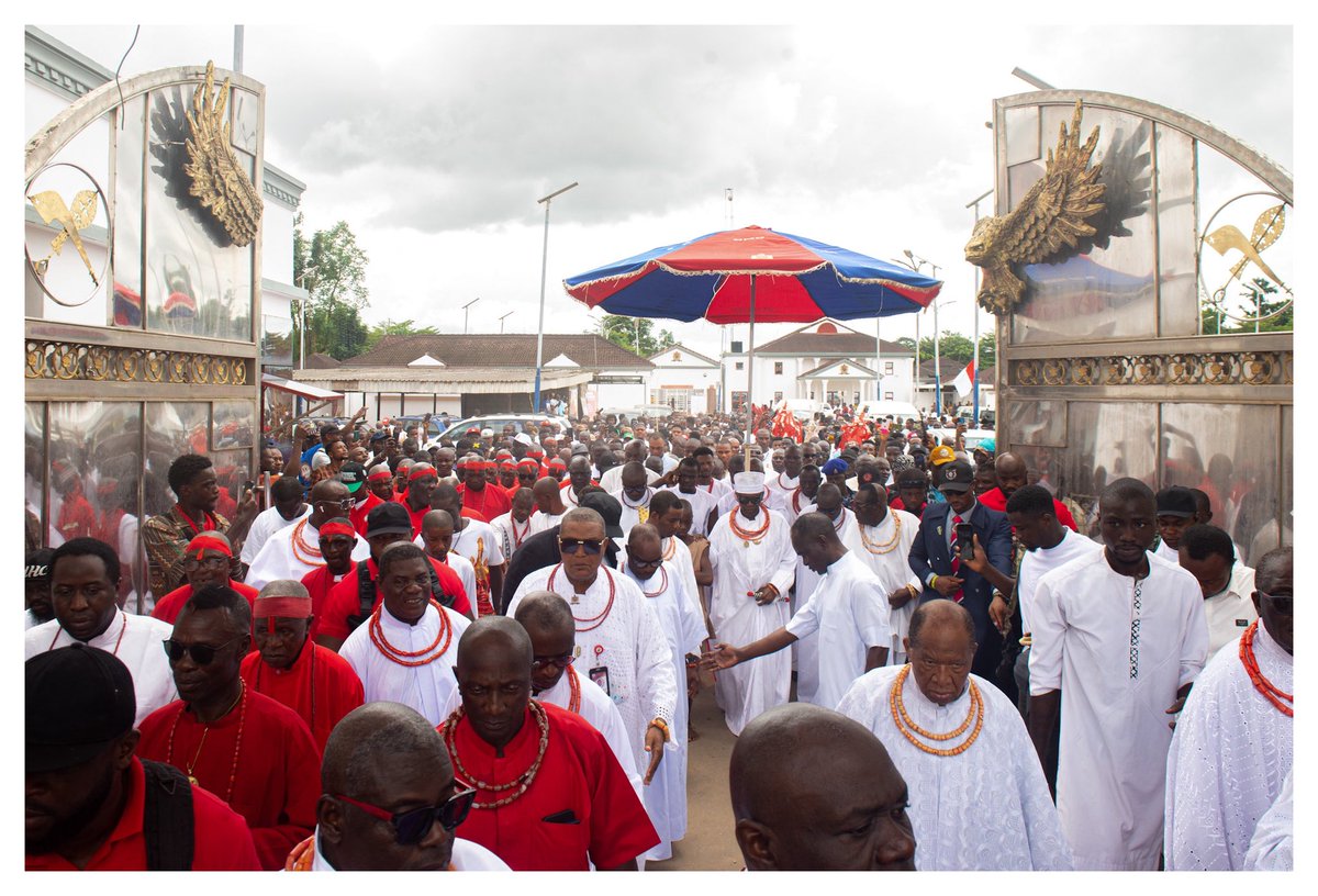 MaroAkpobasaha's tweet photo. His Royal Majesty, Omo N'Oba N'Edo, Uku Akpolokpolo, Oba Ewuare II, proceeds to the Oba Akenzua Cultural Center to receive cultural groups and well-wishers who have come to pay homage to him during his 10th coronation anniversary celebration.
Benin City, 2026
  #Obaofbenin https://t.co/gG3lJ4wPP3