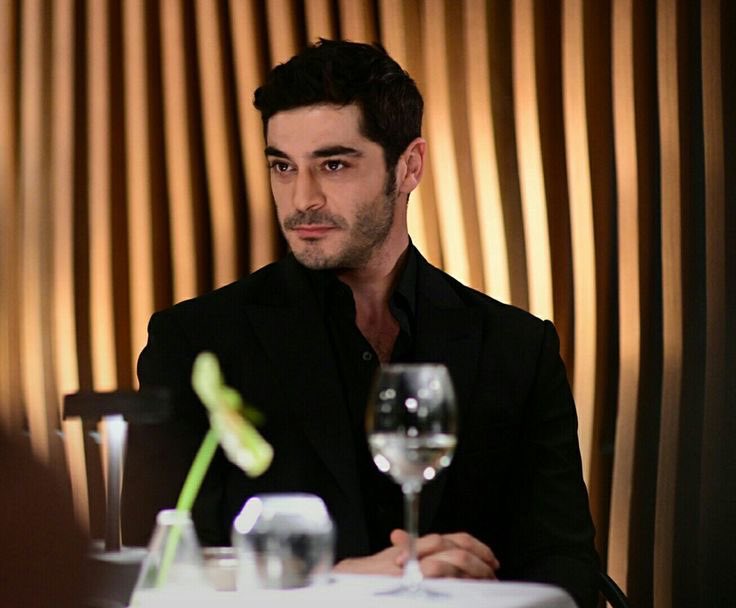 ZOYATAHA26's tweet photo. Siyah onun rengi
#BurakDeniz https://t.co/rjwOt6LWFg