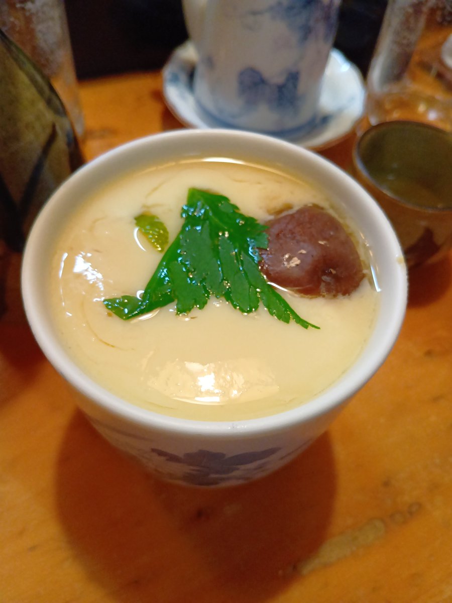 blindfish_1234's tweet photo. 離れて暮らす大学4年生の娘と食事した。
彼女の22歳の誕生日のお祝い。
会ったのは6月以来で4ヶ月ぶり。

お寿司を食べながら3時間おしゃべりした。
話題は大学の様子とか、今後の進路のこととか、旅行のこと、音楽のこと、美術館とか博物館のこと、いろいろ。

前に会った時には、大学院に進むつもりで2校受験するって言ってたんだけど、LINEでの会話で就職することにしたって連絡があったから、その理由とか就職先のこととかを聞いたり。

彼女は建築を専攻していて、夏休みにインターンで行った大阪の設計事務所がとても面白くて気に入ったとのことで、進学・研究よりも実践で学ぶ道を選んだんだそう。
大学院に進むのはやめたわけではなくて、仕事を何年かしてみて、また研究したくなったら考えるんだって。
エラいエラい。

僕が毎日のようにデモに出かけてるのは前回会った時に話してあって、今もそうなんだよ〜、いろんなデモのスタッフもやってるよ、と近況報告した。

前々回会ったのが3月24日で（この日付けは多分一生忘れない）、明日初めてデモに行くんだって話した。
そうしたら彼女は、私も時間があったら行こうかなって言ってくれて、実際30分ぐらいだけだったけど行ったよ、とあとで連絡をくれた。
3月25日の国会前、寒い雨の夜。
絶対忘れないだろうな。

彼女が取りかかっている卒論のテーマは、関東大震災後の復興住宅と都市計画なんだそう。
当時の新聞記事を調べているとのことだった。
関東大震災は1923年だよね？って話しから、震災直後の朝鮮人虐殺の話題になり、彼女は学校で習ったって言ってた。
僕は習った記憶がないんだよね。
きっといい先生だったんだろうな。

来年の春に社会人になる彼女に、父親として何か伝えられることがあるかなって考えて、自分の人生を少し振り返ってみたけど、立派なことは何も思いつかず、経験から出た言葉は、
「縁を大切にね」
「人を裏切ることは絶対にしちゃダメだよ」
の2点だけ。
政治や社会問題にもちゃんと関心を持ってるし、学ぶことを楽しむ心を持ってるし、他に言うことないわ。

素敵に育ってくれてありがとう！
世界で一番大切だよ！