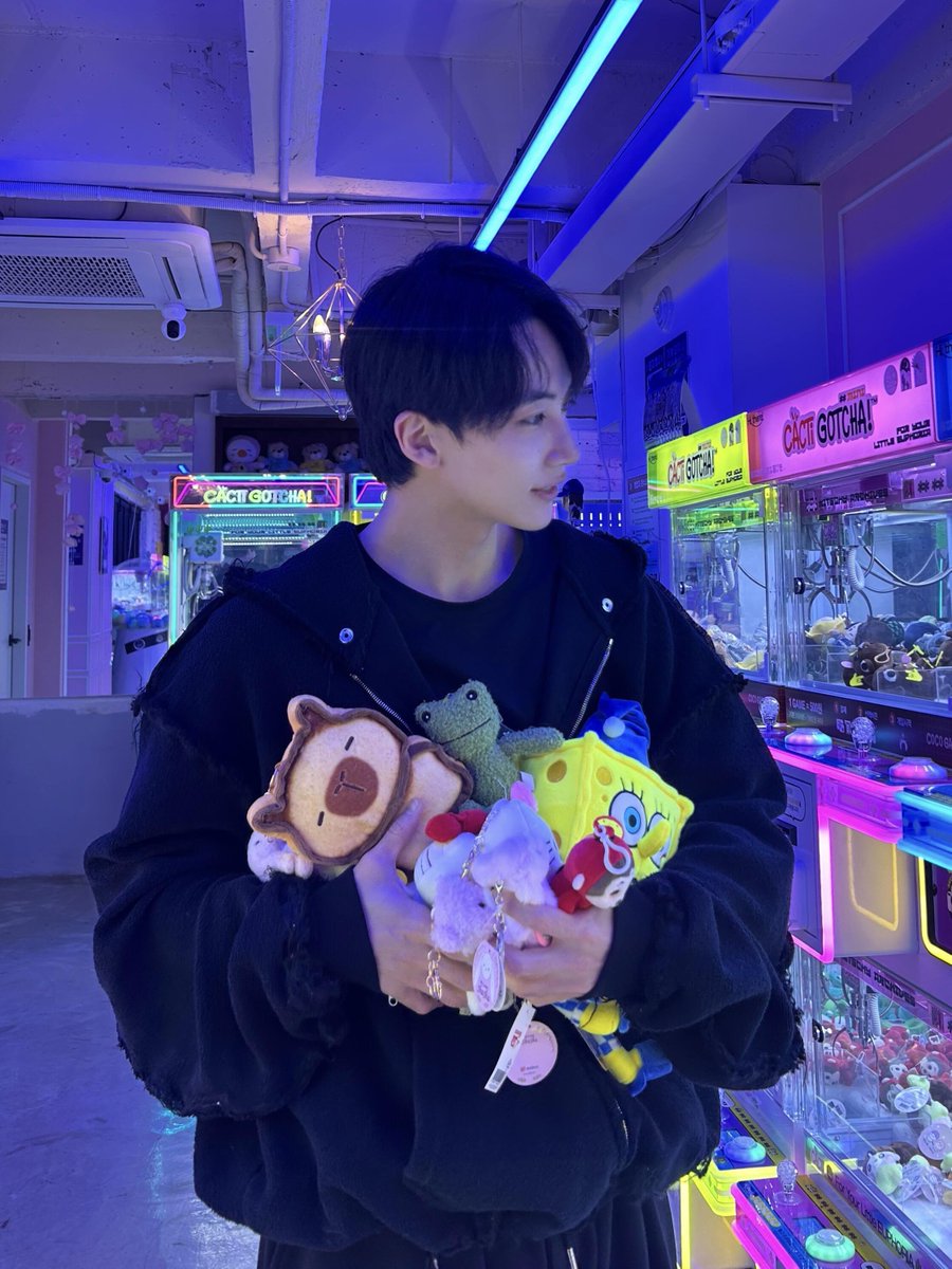 haniwadda's tweet photo. JEONGHAN GOT 12 PLUSHIES FROM THE CLAW MACHINES?!? WOAAAHH 😭😭🧸💕👏

- 1 spongebob
- 1 capybara
- 3 bunnies
- 1 green frog
- 1 teddy bear
- 2 monkeys
- 1 labubu
- 2 hello kitty

— 261012 #정한 #JEONGHAN https://t.co/NkhGSGctCA