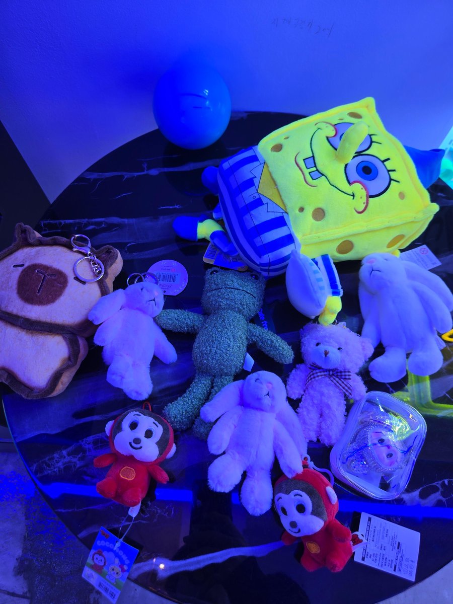 haniwadda's tweet photo. JEONGHAN GOT 12 PLUSHIES FROM THE CLAW MACHINES?!? WOAAAHH 😭😭🧸💕👏

- 1 spongebob
- 1 capybara
- 3 bunnies
- 1 green frog
- 1 teddy bear
- 2 monkeys
- 1 labubu
- 2 hello kitty

— 261012 #정한 #JEONGHAN https://t.co/NkhGSGctCA