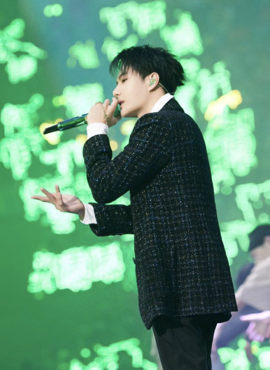 WANGYIBOft's tweet photo. "The talent, the rhythm, the stage presence.
Which Wang Yibo
performance could you watch over and over? 🎶💚” https://t.co/vVn91mW1NP