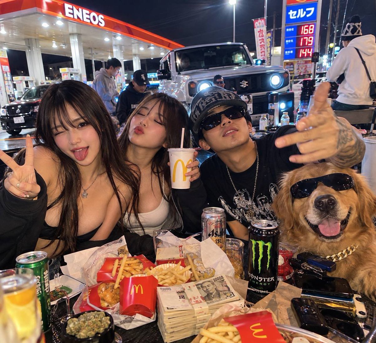 BoldCrabjray's tweet photo. 深夜2時のガソリンスタンドで
人生楽しんでる奴ら見つけたwwww

てか一番イケてるの犬じゃね？😂

Bro, the dog is the real boss 😭🐕

#爆笑 #深夜テンション #海外ミーム #犬 https://t.co/hPn1An3ba9