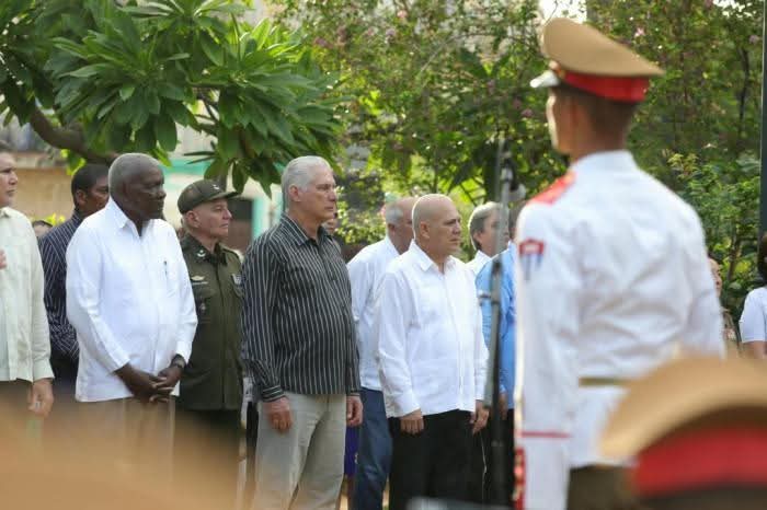 Granma_pt's tweet photo. 🇨🇺  💐 | O primeiro-secretário do Comitê Central do Partido Comunista de #Cuba e presidente da República de Cuba, @DiazCanelB , presidiu a homenagem floral ao Pai da Nação, na Plaza de Armas

veja mais:  👉 🔗   https://t.co/TCLfHdzq2o https://t.co/tj9S3cCrr6