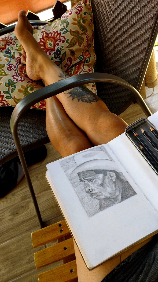 momokybatc's tweet photo. Ayer fuimos mi marido y yo a Atlixco con amigos y aproveché para hacer estudios de luz, sombra y estilización. Elegí el que más me gustó y llegando a casa hice un estudio de color 

Este fue el resultado, les presento a Don José: https://t.co/Dzg7ZHHuRw