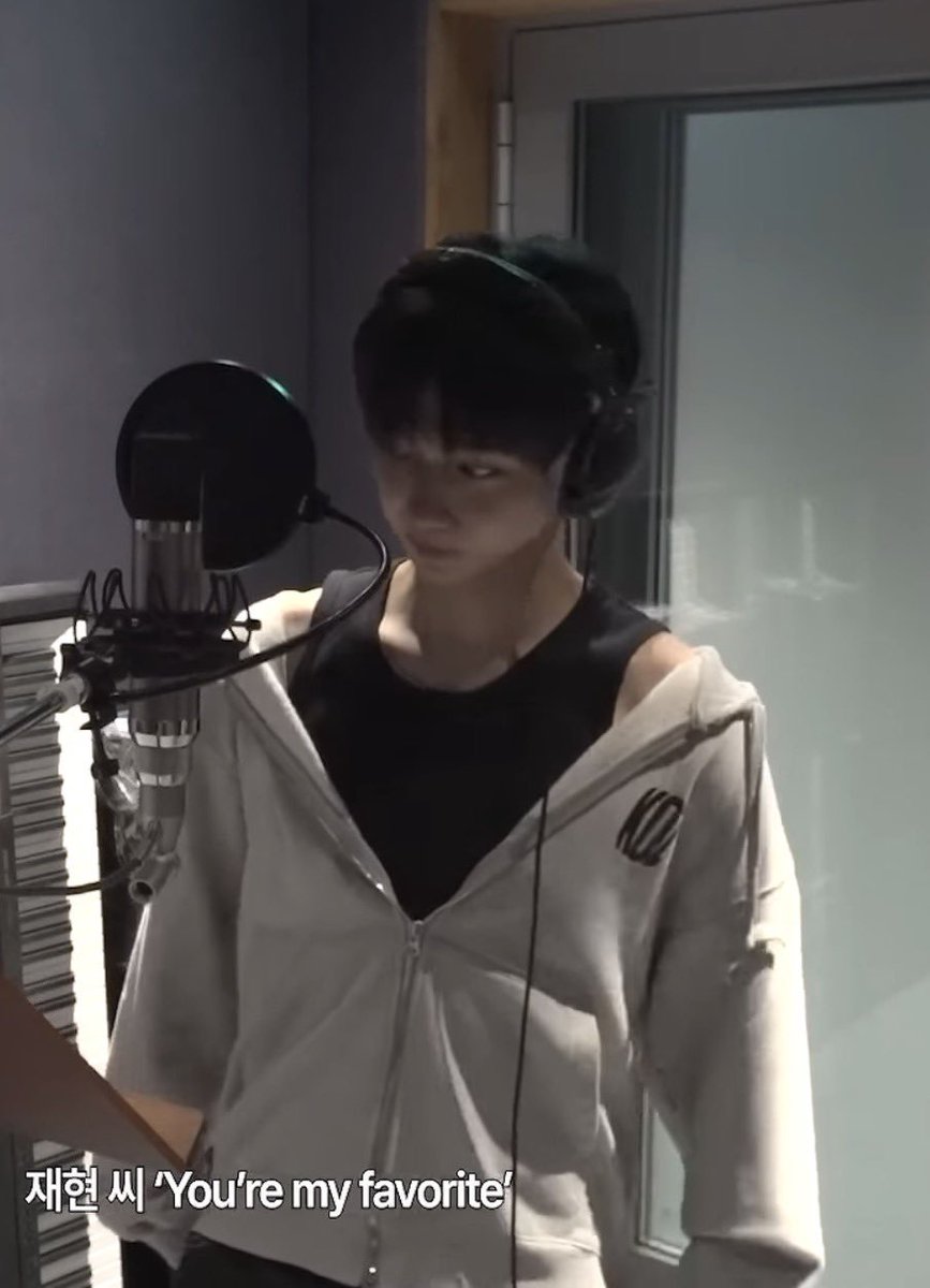 mtontn's tweet photo. 옷을 되게 흥미롭게 입으셨네 https://t.co/VJFHJoOL4v