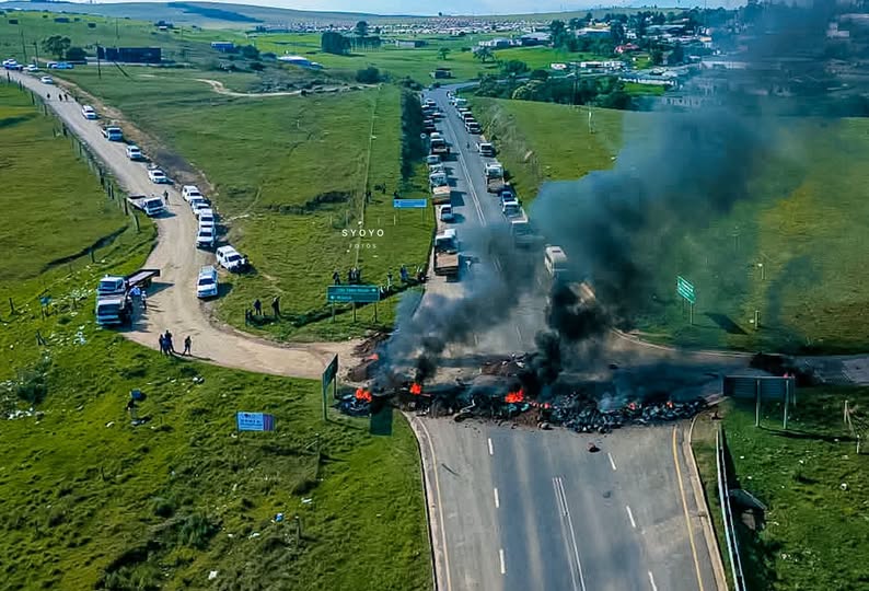 cbdoilRSA's tweet photo. SA Trucker  : 

Sand-truck protests over impoundments cause major traffic disruptions on Eastern Cape N2..

 Photo by Syoyo Fotos  

Link: https://t.co/mh0TvnYDSO 

#KeepEkurhuleniClean  #Ekurhuleni #CoEWorks #Ubuntu #WeAreOne #ekurhuleni #CityOfPeace #eastrand #boksburg #southafrica #southafricanews #crimewatc #sportsnews #healthiswealth