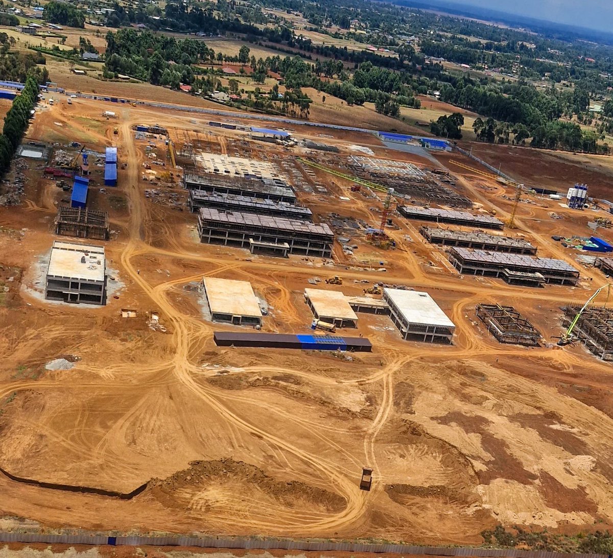 pmariru's tweet photo. In Eldoret, Defence is supervising construction of a new Moi Teaching and Referral Hospital - a 2000 bed Hospital complex.  It will be the biggest hospital not only in Kenya, but the entire region. This is phase 1. And this phase has already started with a completion deadline of next year.

Phase 2 of another 2000 bed will kick off soon.

In total we shall have a 4000 bed hospital complex. The biggest such facility in Africa!