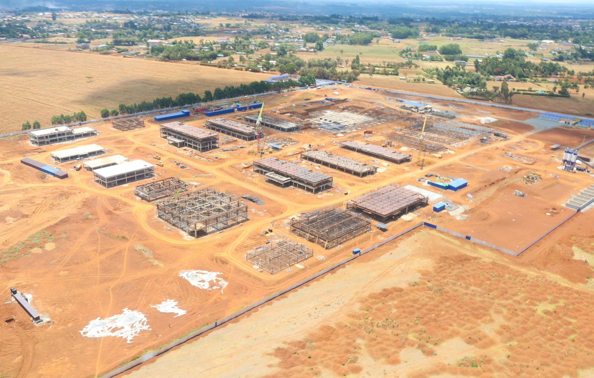 pmariru's tweet photo. In Eldoret, Defence is supervising construction of a new Moi Teaching and Referral Hospital - a 2000 bed Hospital complex.  It will be the biggest hospital not only in Kenya, but the entire region. This is phase 1. And this phase has already started with a completion deadline of next year.

Phase 2 of another 2000 bed will kick off soon.

In total we shall have a 4000 bed hospital complex. The biggest such facility in Africa!