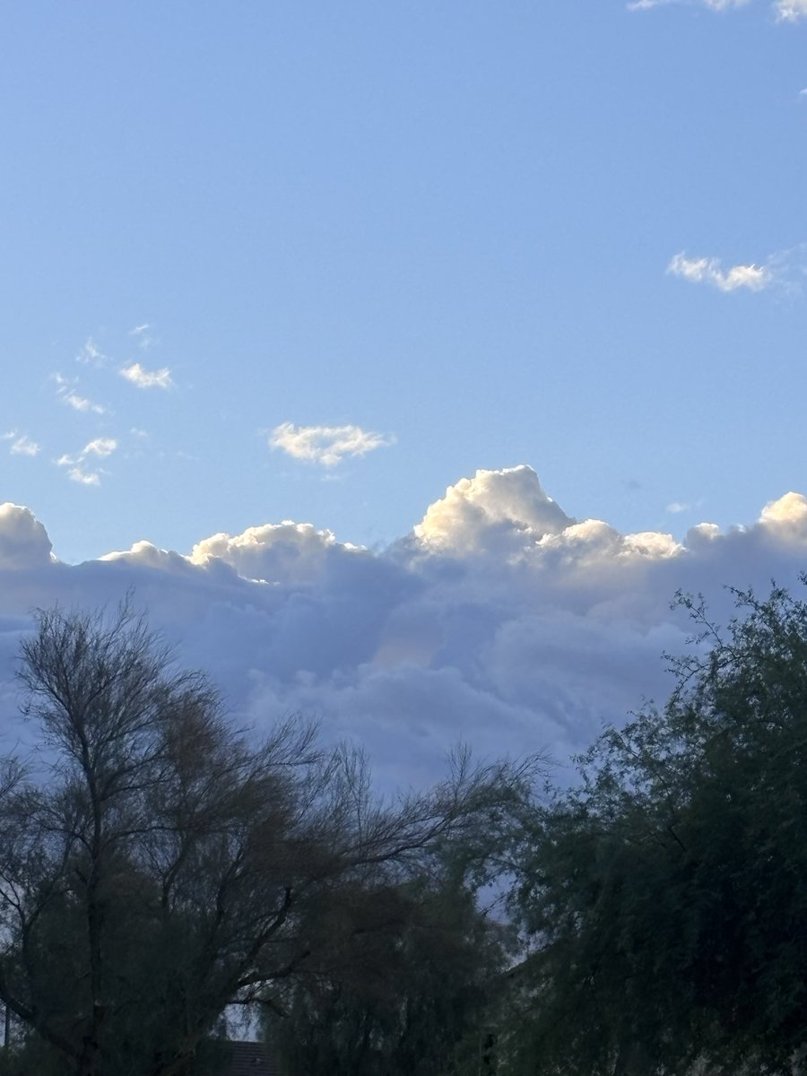 HoTTeaAuttie's tweet photo. Sunrise &amp; Clouds Today
🫶🌅🚶‍♀️📸⛅️🎧 https://t.co/W1LeOaY7L8