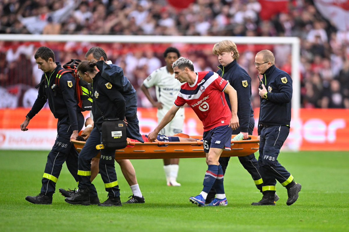 _BeFootball's tweet photo. 🚨🚨 WOOOW LE COMMUNIQUÉ CINGLANT DE LILLE APRÈS LA GRAVE BLESSURE DE TIAGO SANTOS 🇵🇹😱

Le club a saisi la FFF et entend saisir la commission de discipline de la LFP.

Morceaux choisis 👇

« Tiago Santos a été contraint de quitter prématurément la pelouse, évacué sur civière dès la 17ème minute de jeu à la suite d’un tacle porté, selon l’appréciation du Club, par derrière, sans maîtrise et de manière dangereuse, par un joueur havrais. 

Avec l’accord du joueur, le LOSC communique le diagnostic établi à la suite des examens : une rupture totale du ligament croisé antérieur du genou droit, associée à une lésion méniscale. 

Tiago est ainsi victime d’une blessure grave, qui nécessitera une longue rééducation. Aujourd’hui, la priorité absolue du LOSC est naturellement d’accompagner son joueur, un membre de la famille du LOSC, dans cette épreuve. 

L’ensemble du Club, ses dirigeants ainsi que les staffs sportifs et médicaux sont pleinement mobilisés aux côtés de Tiago - qui avait déjà été confronté à une blessure comparable en 2024 - afin de lui apporter tout le soutien humain, médical et psychologique nécessaire. 

Au-delà de la blessure elle-même, les circonstances dans lesquelles elle est survenue et l’absence de sanction soulèvent, pour le Club, de sérieuses interrogations.

Alors même que l’intervention du joueur havrais était visible en temps réel, que de nombreuses caméras ont capté la scène sous différents angles, que des ralentis ont été immédiatement diffusés et que le VAR peut intervenir en cas d’erreur manifeste ou d’incident grave manqué concernant notamment une possible exclusion directe, aucune sanction n’a été prononcée, pas même un avertissement. 

Le Club demande des explications sur l’appréciation de cette intervention par l’équipe arbitrale et sur les vérifications effectuées dans le cadre de l’assistance vidéo, au regard d’une possible exclusion directe. 

Selon l’appréciation du Club, cette intervention était dangereuse, et passible au regard des Lois du Jeu d’une exclusion directe du joueur, indépendamment même de ses conséquences physiques (…)

L’auteur de cette intervention, que le Club estime non maîtrisée, pourra être aligné dès la prochaine journée de championnat, aucune sanction disciplinaire n’ayant été prononcée à ce jour à raison de cette action. 

Aucune explication détaillée n’a, à ce jour, été communiquée au Club. Le préjudice sportif et financier est considérable pour le Club. 

Le LOSC a saisi la Fédération Française de Football et la Ligue de Football Professionnel afin d’obtenir un examen du traitement de cette action par l’équipe arbitrale et l’assistance vidéo, ainsi que les explications qu’il est en droit d’attendre, pour le Club autant que pour son joueur, sur cette décision arbitrale, qui lui semble contraire aux Lois du Jeu, à la protection de l’intégrité physique des joueurs et au principe d’équité sportive. 

Il a également demandé au Président de la LFP de saisir la Commission de discipline. Le LOSC étudie les recours possibles et se réserve le droit d’engager toute action en justice pour obtenir réparation de ses préjudices. Il accompagnera Tiago dans les démarches que celui-ci décidera d’entreprendre pour défendre ses propres droits. »