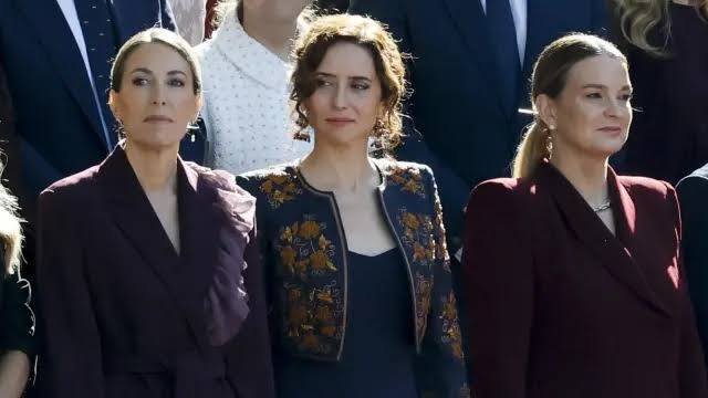 palomapalacio's tweet photo. Pues tenemos a Ayuso despelujada vestida de goyesca y a la otra muy estirada del futuro de Neutrex.. no sé qué nos querrán decir.. https://t.co/jKDF1q2l8b