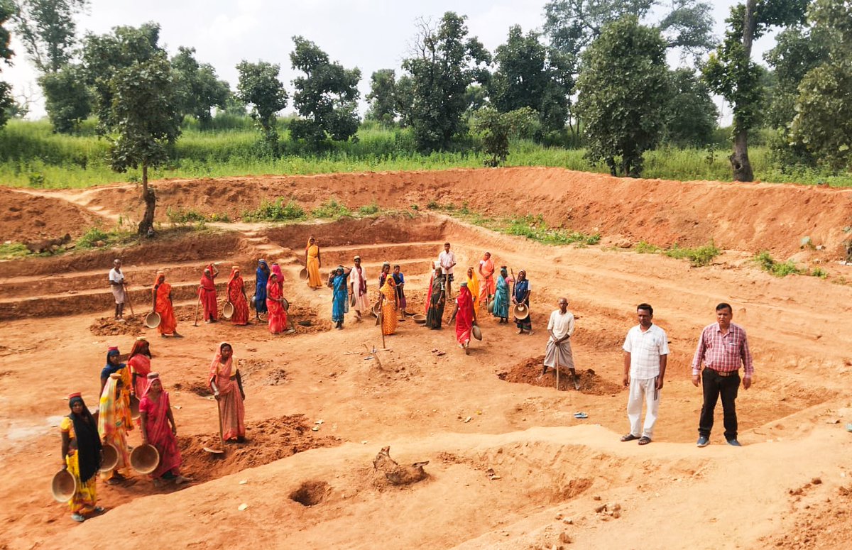 UpRuralDev's tweet photo. रोजगार भी, सुविधा भी, गांव की प्रगति भी

दिनांक 12 अक्टूबर, 2026 को विशेष रोजगार सृजन दिवस के अंतर्गत VB-G RAM G योजना के माध्यम से ग्रामीण क्षेत्रों में खेत तालाब का विकास कार्य कराया जा रहा हैं।

इस पहल से ग्रामीण श्रमिकों को अपने गांव में ही रोजगार के अवसर उपलब्ध हुए हैं। साथ ही, विकास कार्यों के माध्यम से ग्रामीण आधारभूत सुविधाओं को सुदृढ़ करने की दिशा में भी महत्वपूर्ण प्र��ास किए जा रहे हैं।

कार्य: खेत तालाब
ग्राम पंचायत: सतबहनी
विकास खंड: बभनी
जनपद: सोनभद्र

#VBGRAMG #UttarPradesh #UPRuralDevelopment #RuralDevelopment #विशेष_रोजगार_सृजन_दिवस #crdup #upruraldev 
@MoRD_GoI @UPGovt @CMOfficeUP
@myogiadityanath @DyCMGoUP @kpmaurya1 @OfficeOfKPM @VijayLaxmiMLA @InfoDeptUP
@PIB_India @PIB_MoRD @cdosbr