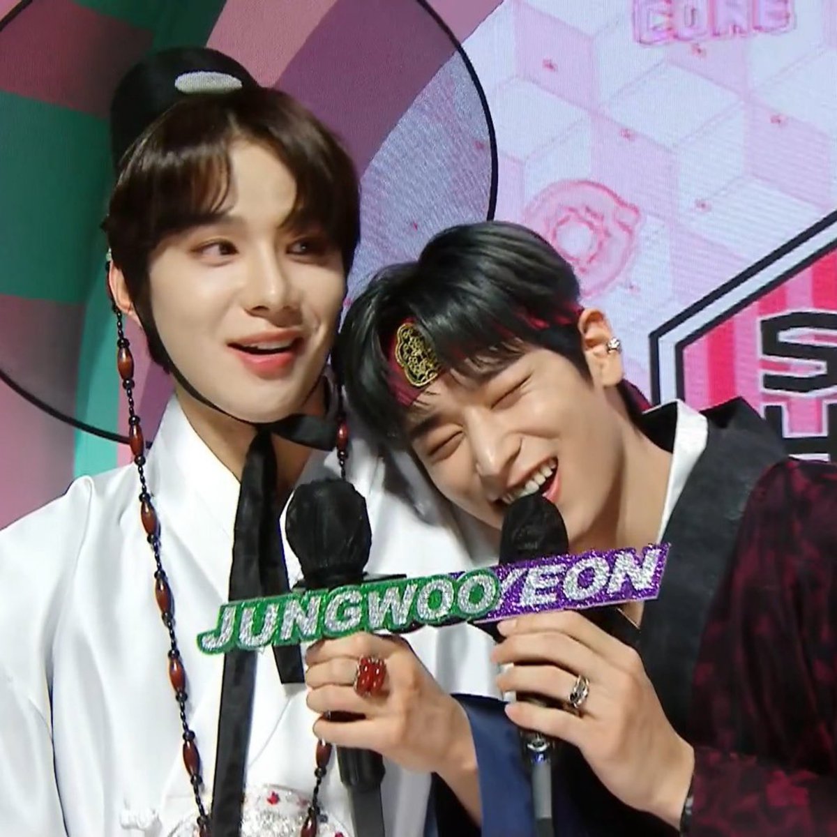 AboutKimJungwoo's tweet photo. JUNGWOO about THE BOYZ's Juyeon: "He's practically family."

The two are so close and claim they don't remember how they met. Juyeon shared that both of them are weird and JUNGWOO giggles when he looks at him. "I just feel happy looking at Juyeon-ie" JUNGWOO said.

#JUNGWOO #정우 https://t.co/bIiqUT22Qj