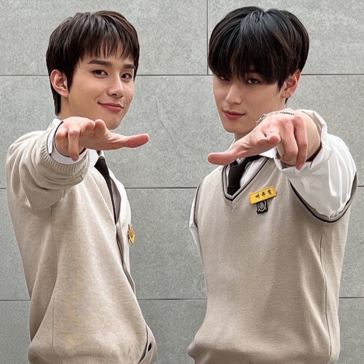 AboutKimJungwoo's tweet photo. JUNGWOO about THE BOYZ's Juyeon: "He's practically family."

The two are so close and claim they don't remember how they met. Juyeon shared that both of them are weird and JUNGWOO giggles when he looks at him. "I just feel happy looking at Juyeon-ie" JUNGWOO said.

#JUNGWOO #정우 https://t.co/bIiqUT22Qj