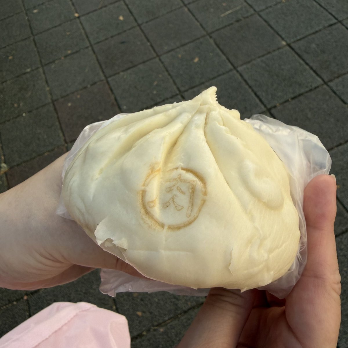 shino_tokyu's tweet photo. 新しい廣慈/奉天宮駅
蒸したて饅頭で朝ご飯
お寺を詣でて、前の最終駅だった象山駅を見て、
#Cookie886 目的で
#台北101 に移動
こちらの方が本店より早いオープン&並ばないとの事
大量に買込みホテルに一度戻り https://t.co/GbNdRgeBdM