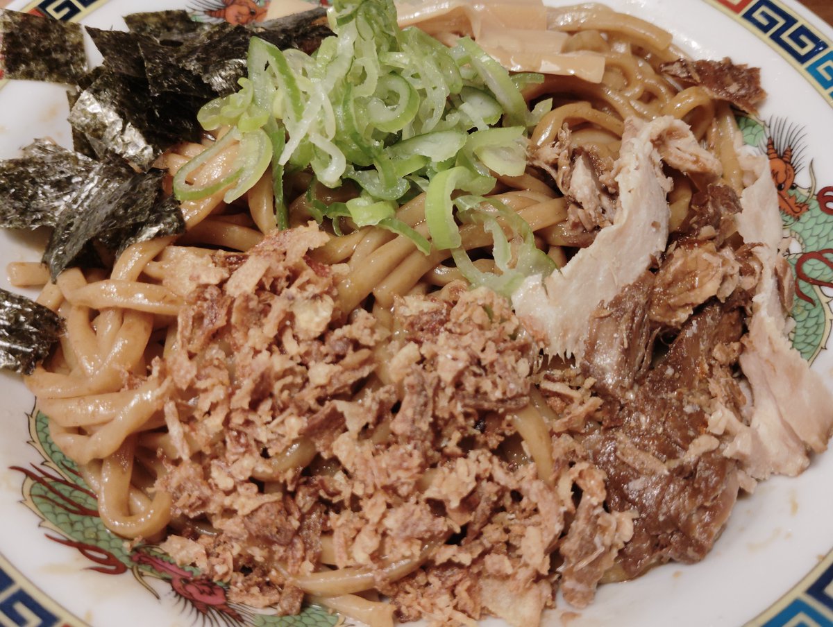 sakirim0's tweet photo. デイトセイ高田馬場店さん
油そば を頂きました。つけ麺と同じく全粒粉の麺？香ばしい香り強めのタレで気づけなかったのかも。いや、気の所為かもしれないですね。ほぐし叉焼とフライドガーリックがタレ���相性抜群でした。
#ラーメン #ラーメン大好き #ラーメン好きな人と繋がりたい https://t.co/kEXnkD1Pc9