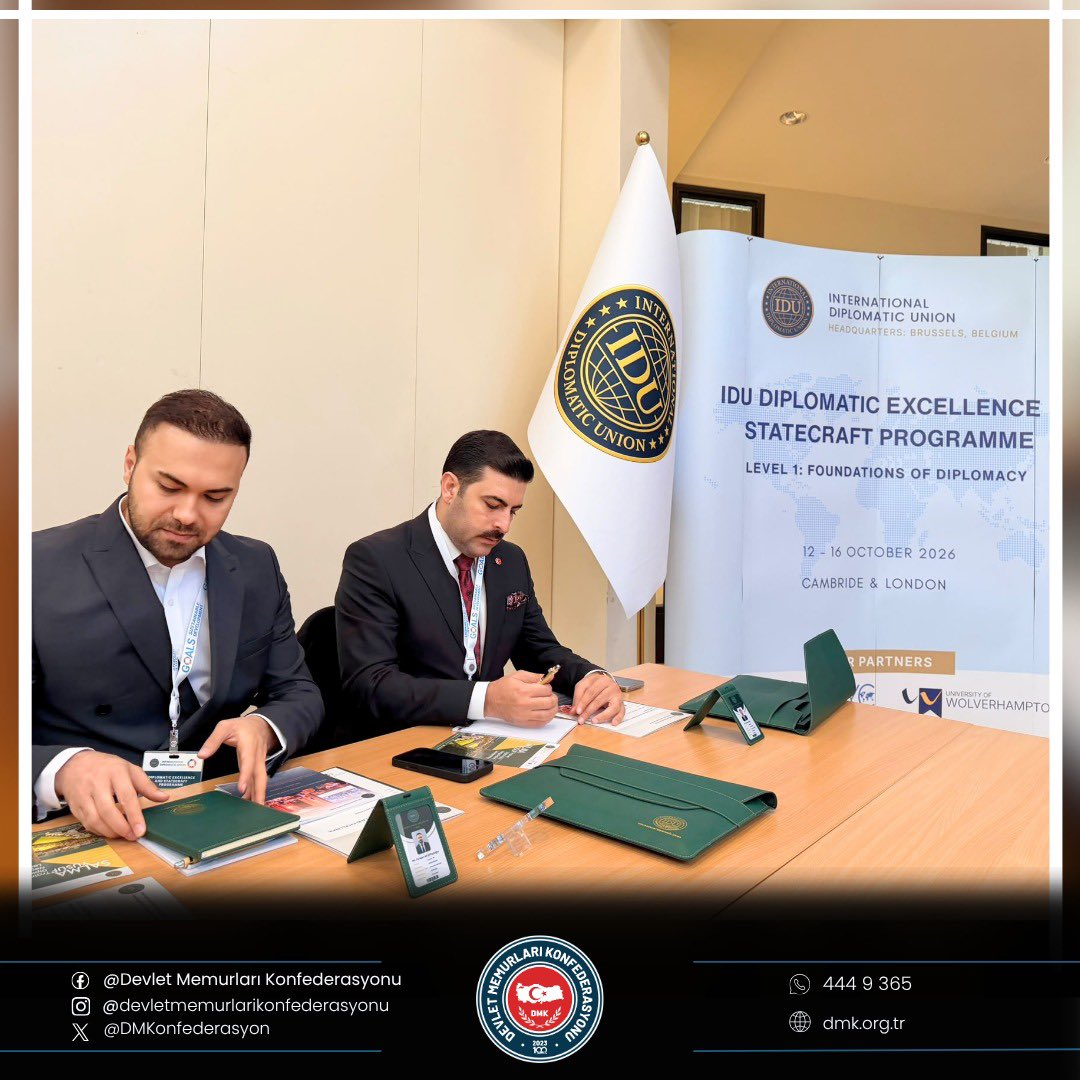 DMKonfederasyon's tweet photo. Devlet Memurları Konfederasyonu Uluslararası Arenada

Genel Başkanımız Osman Kaya ve Genel Başkan Yardımcımız Furkan Ali Çiftçioğlu, Birleşmiş Milletler nezdinde danışmanlık statüsüne sahip International Youth Council (IYC) tarafından düzenlenen “Diplomatic Excellence & Statecraft Programme – 1. Seviye” programına katılarak İngiltere’de Türkiye’yi temsil ediyor.

12-16 Ekim 2026 tarihleri arasında Cambridge ve Londra’da gerçekleşen programda; Cambridge Union’da ustalık dersleri, diplomatik simülasyonlar, protokol ve yazışma atölyelerinin yanı sıra büyükelçilik ve Commonwealth Sekretaryası ziyaretleri yer alıyor.

Genel Başkanımız Osman Kaya, Türkiye’de başlattığımız yeni nesil sendikacılık anlayışını uluslararası diplomasinin merkezlerinden birinde temsil etmenin gururunu yaşadıklarını belirterek genç kamu çalışanlarının sesini uluslararası platformlara taşımaya devam edeceklerini ifade etti.

Ülkemizi temsil etmenin gururunu yaşıyoruz.
