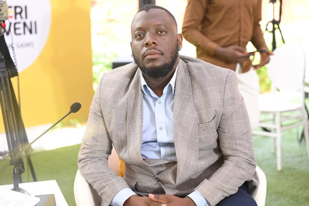 kirya_ug's tweet photo. “To be honest, our leaders are tired. The country is now moving on deals not services delivery, imagine we be in bars partying with unemployed people that studied from Oxford University.” ~ Kasuku~ 
       
Didn’t the tired leader give Kasuku his money? https://t.co/mcOxKy5HvU