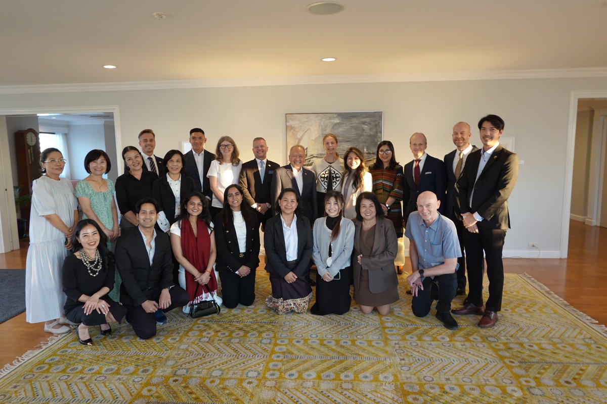 SwedeninTH's tweet photo. 🇸🇪 Consular Conference in Bangkok (English Below) 

 🤝 เมื่อวันที่ 8–9 ตุลาคม 2569 สถานเอกอัครราชทูตสวีเดน ได้จัดการประชุมด้านกงสุล โดยมีกงสุลกิตติมศักดิ์และผู้ช่วยงานกงสุลจากไทย กัมพูชา ลาว และเมียนมา รวมถึงหัวหน้าสำนักงานสวีเดนประจำไต้หวันเข้าร่วม การประชุ��ตลอดสองเป็นโอกาสให้ผู้เข้าร่วมได้แลกเปลี่ยนประสบการณ์ หารือเกี่ยวกับการปฏิบัติงานด้านกงสุล แลกเปลี่ยนแนวทางในการรับมือกับความท้าทายร่วมกัน และเสริมสร้างความร่วมมือในการให้ความช่วยเหลือด้านกงสุล 🛡️

🌍 กงสุลกิตติมศักดิ์มีบทบาทสำคัญในการส่งเสริมความสัมพันธ์ระหว่างสวีเดนกับนานาประเทศ ไม่ว่าจะเป็นการส่งเสริมการค้าและการแลกเปลี่ยนทางวัฒนธรรม หรือการ��ห้ความช่วยเหลือชาวสวีเดนในต่างประเทศ โดยมีส่วนช่วยกระชับความสัมพันธ์ระหว่างสวีเดนกับชุมชนในท้องถิ่น นอกจากนี้ ในช่วงที่ผ่านมา กงสุลกิตติมศักดิ์ยังได้สนับสนุนสถานเอกอัครราชทูตในการจัดการลงคะแนนเสียงล่วงหน้าสำหรับการเลือกตั้งของสวีเดนในพื้นที่ที่ตนรับผิดชอบอีกด้วย ���️

📍 ท่านทราบหรือไม่ว่า อนุสัญญากรุงเวียนนาว่าด้วยความสัมพันธ์ทางกงสุล ค.ศ. 1963 เป็นกรอบกฎหมายระหว่างประเทศที่กำหนดหลักเกณฑ์ในการปฏิบัติหน้าที่ด้านกงสุล โดยครอบคลุมภารกิจต่าง ๆ เช่น การคุ้มครองผลประโยชน์ของประเทศ การส่งเสริมความสัมพันธ์ระหว่างประเทศ และการให้ความช่วยเหลือแก่พลเมืองของตนในต่างประเทศ 📖

🇸🇪 🇹🇭 🇰🇭 🇱🇦 🇲🇲 ปัจจุบัน สวีเดนมีสถานกงสุลในจังหวัดเชียงใหม่ หัวหิน พัทยา และภูเก็ต รวมถึงในนครเวียงจันทน์ กรุงย่างกุ้ง และกรุงพนมเปญ สถานกงสุลเหล่านี้ให้ข้อมูลและความช่วยเหลือแก่ชาวสวีเดนที่พำนักอยู่หรือเดินทางไปยังพื้นที่ดังกล่าว โดยปฏิบัติงานตามแนวทางของสถานเอกอัครราชทูตและหารือร่วมกันในกรณีที่จำเป็น 🇸🇪 🤝 📖
----------

🤝 During 8–9 October 2026, the Embassy of Sweden in Bangkok hosted a Consular Conference bringing together Honorary Consuls and consular assistants from Thailand, Cambodia, Laos and Myanmar, as well as the head of the Swedish Office in Taiwan. The two-day meeting provided an opportunity to exchange experiences, discuss day-to-day consular operations, address common challenges and strengthen consular assistance. 🛡️

🌍 Honorary Consuls play an important role in Sweden’s international presence. From promoting trade and cultural exchange to assisting Swedish citizens abroad, they help strengthen Sweden’s connections with local communities. Most recently, they also supported the Embassy of advance voting for Swedish elections in their respective territories. 🗳️

📍 Did you know that the 1963 Vienna Convention on Consular Relations provides the international legal framework for consular functions. It outlines responsibilities such as protecting national interests, fostering international relations and assisting citizens abroad? 📖 

🇸🇪 🇹🇭 🇰🇭 🇱🇦 🇲🇲 Sweden currently has consulates in Chiang Mai, Hua Hin, Pattaya and Phuket in Thailand, as well as in Vientiane, Yangon and Phnom Penh. These consulates provide information and assistance to Swedes living in or travelling to these areas in accordance with guidance from and in consultation with the Embassy. 🇸🇪 🤝 📖