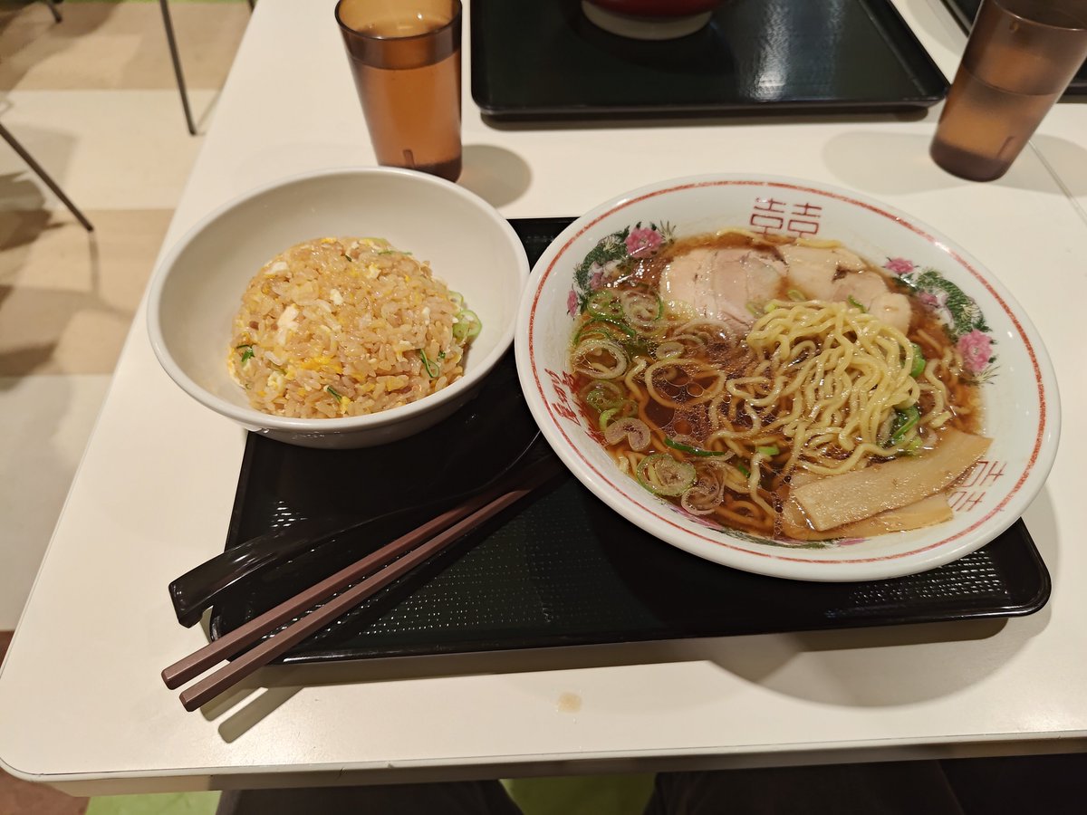 BZRS15's tweet photo. 二日目続けておんなじ様な物食べていたがまあいい。

やはりどノーマルラーメンが強くてヘルシー。 https://t.co/54kquoHr9Z