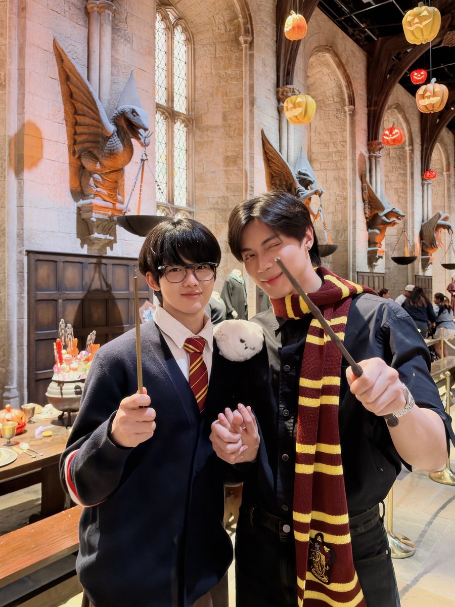 ArtistAplan's tweet photo. ร่ายคาถาอะไรดีครับ🧙🏻‍♂️🔮

#ToptapMinLee #TOPTAPJarukit #MINLEEthanakorn https://t.co/hMN5029MsN