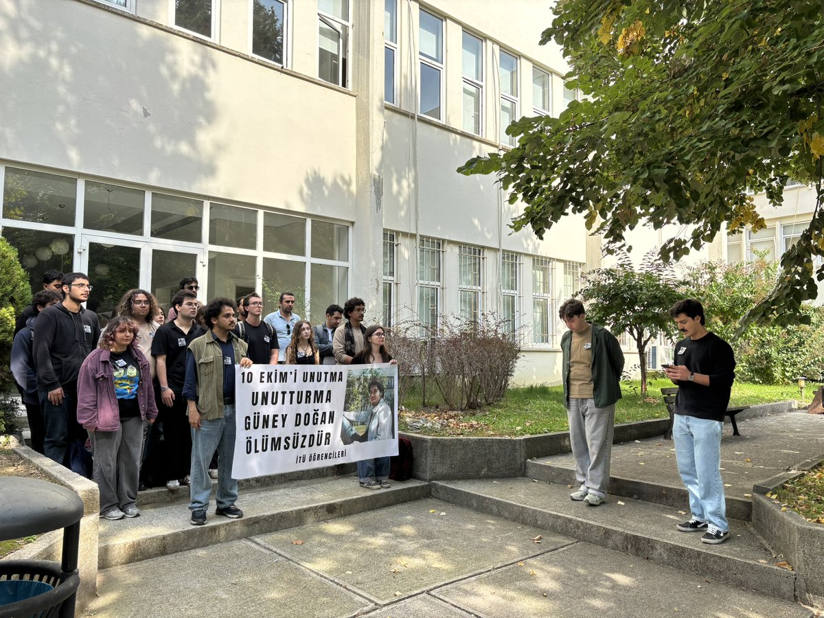 devtek81's tweet photo. 11 yıl önce IŞİD çetelerinin Ankara Garı’nda yaptığı katliamla hayatını kaybeden İTÜ’lü sıra arkadaşımız Güney Doğan’ı anmak için öğrencisi olduğu İnşaat Fakültesi’ndeydik.

🚩 Öfkemiz acımızdan büyük; 10 Ekim’in hesabı sorulacak! https://t.co/YkhmkzfXM9
