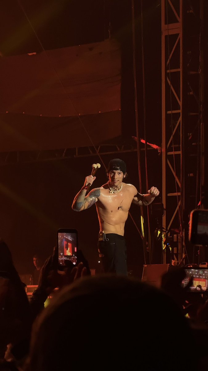 lazzziestbones's tweet photo. Survived driving back home from acl anyways quickly glanced at my photos and #NeedThat https://t.co/fIHjMj0jrb