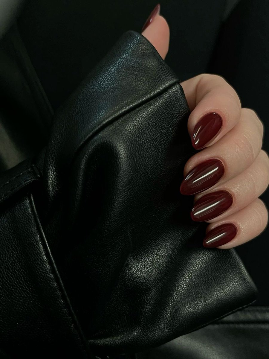 lassybees's tweet photo. time for red nails https://t.co/5f5aTvrTvN