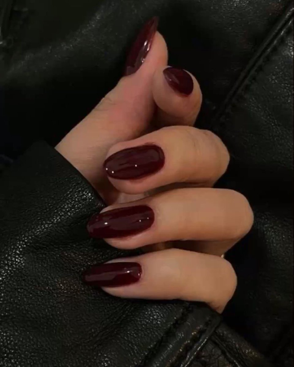 lassybees's tweet photo. time for red nails https://t.co/5f5aTvrTvN