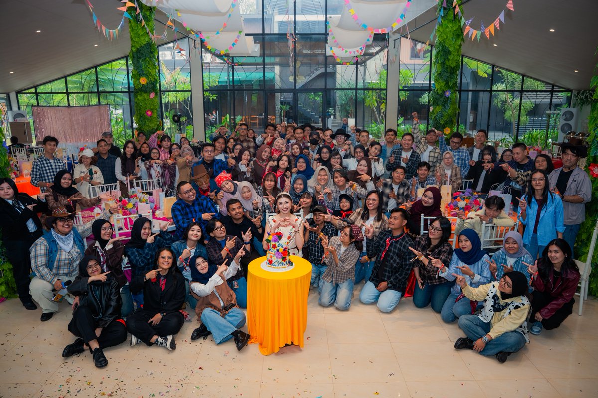InshanityID's tweet photo. UN DÍA CON SHANI may have come to an end, but the happiness and memories we made together will stay with us a little longer ✨

Terima kasih untuk semua yang sudah hadir, ikut meramaikan dan menjadi bagian dari hari spesial Shani 🫶🏻🥰

Semoga kebahagiaan yang kita rayakan kemarin bisa menjadi kenangan manis yang terus kita bawa, bahkan setelah pesta ini berakhir ❤️

Until we meet again~
See you at the next fiesta! 🌷🎊