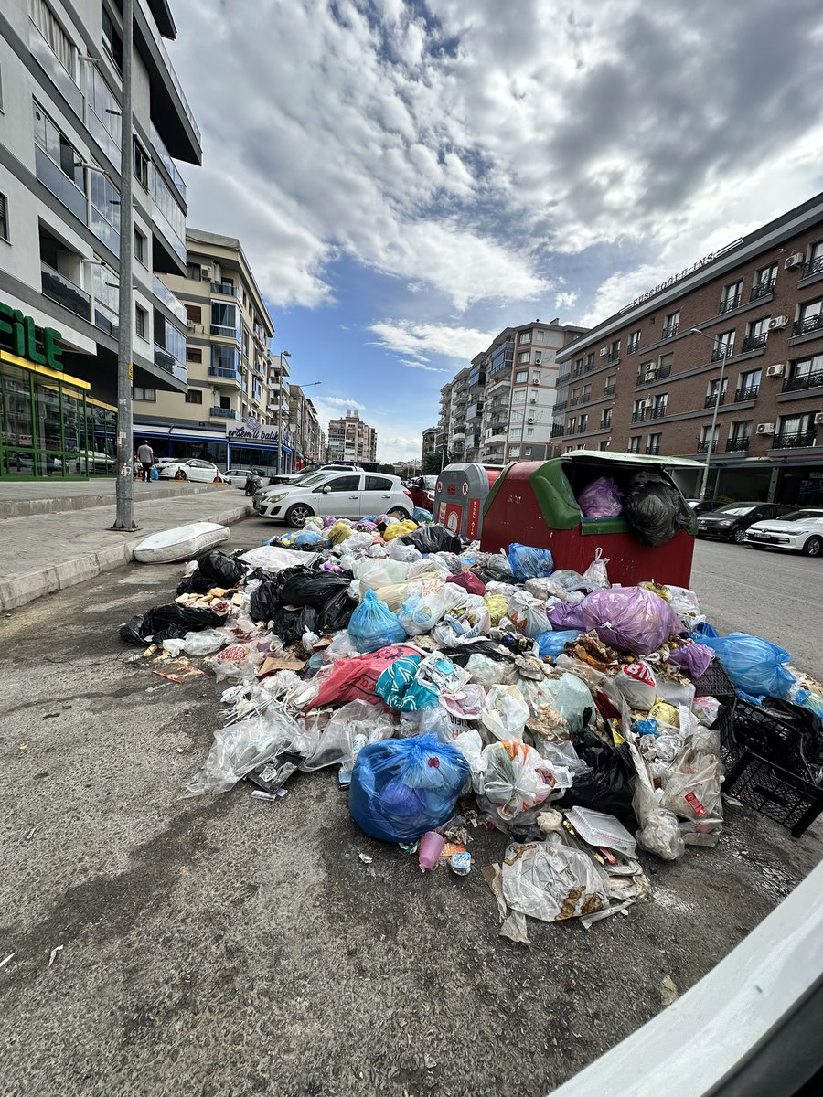 _emrtrkmn_'s tweet photo. Karşıyaka Ordu Bulvarı File market önü… İhbardır!! @Akparti @izmirbld @karsiyaka_bel https://t.co/H77Rr13Tav