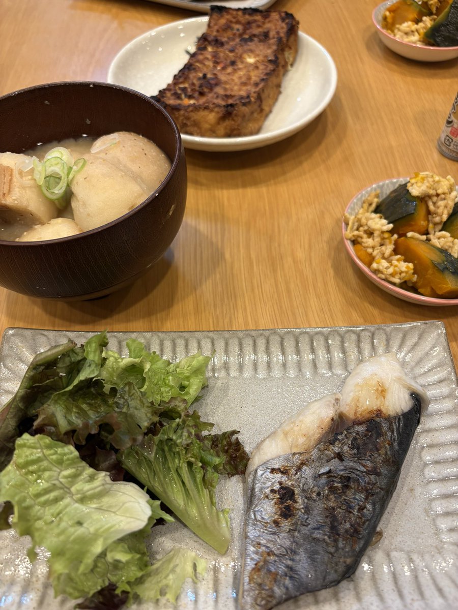 udukinmon's tweet photo. なんで買ったのかどこで買ったのかも忘れたでっかいお麩が引き出しで邪魔だったので！今日は！うどんみたいな気持ちでお麩食べる日！ほぼパンみたいなもんだしごはんのかわり！！ https://t.co/FAgx2kFsGT