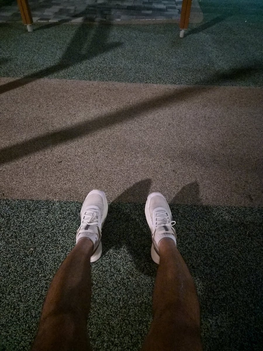 studingcta1284's tweet photo. 헬스장 등록을 아직 못해서 달리기 하는데 
동네 놀이터가 너무 잘 되어있어서 달리고 쉬고 있으면 아이들이 되게 신기하게 쳐다본다 ㅎㅎ 그러면 아저씨도 그네한번 타보고 싶다고 하면 알았다고 하고 간다 

순수한 친구들이라 뭔가 귀여우면서도 말 걸어주어서 고맙다 ㅋㅋ https://t.co/3eVgUrjFdD