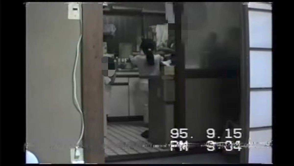 kichigaihakase's tweet photo. 4分ほどの短編ホラーモキュメンタリー『HOME』をYouTubeで鑑賞。1993年頃から数年にわたり撮影された普通のホームビデオ...に見えるのですが、粗い画質のためか映像の端々に何かが映っているようにも思え嫌な気配を感じますね。ホラぶるさんが公開している映像作品「TWO」「1998」との繋がりもある？

部屋の間取り、ライター、そして...考えすぎかもしれませんが、前の2作品と続けて鑑賞すると何か見えてきそうにも思えました。