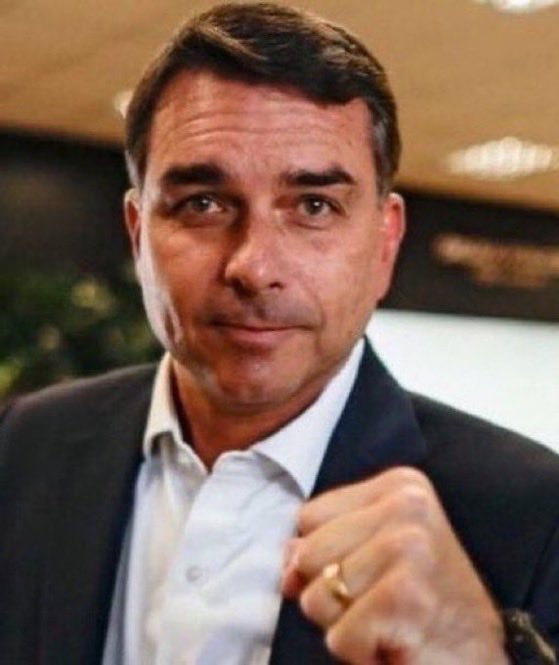 NewsLiberdade's tweet photo. 🚨URGENTE - Flávio Bolsonaro acaba de apresentar pedido para investigar Andrei Rodrigues, diretor-geral da PF, por tentativa de beneficiar Lula na eleição https://t.co/iXY2wqbAyr